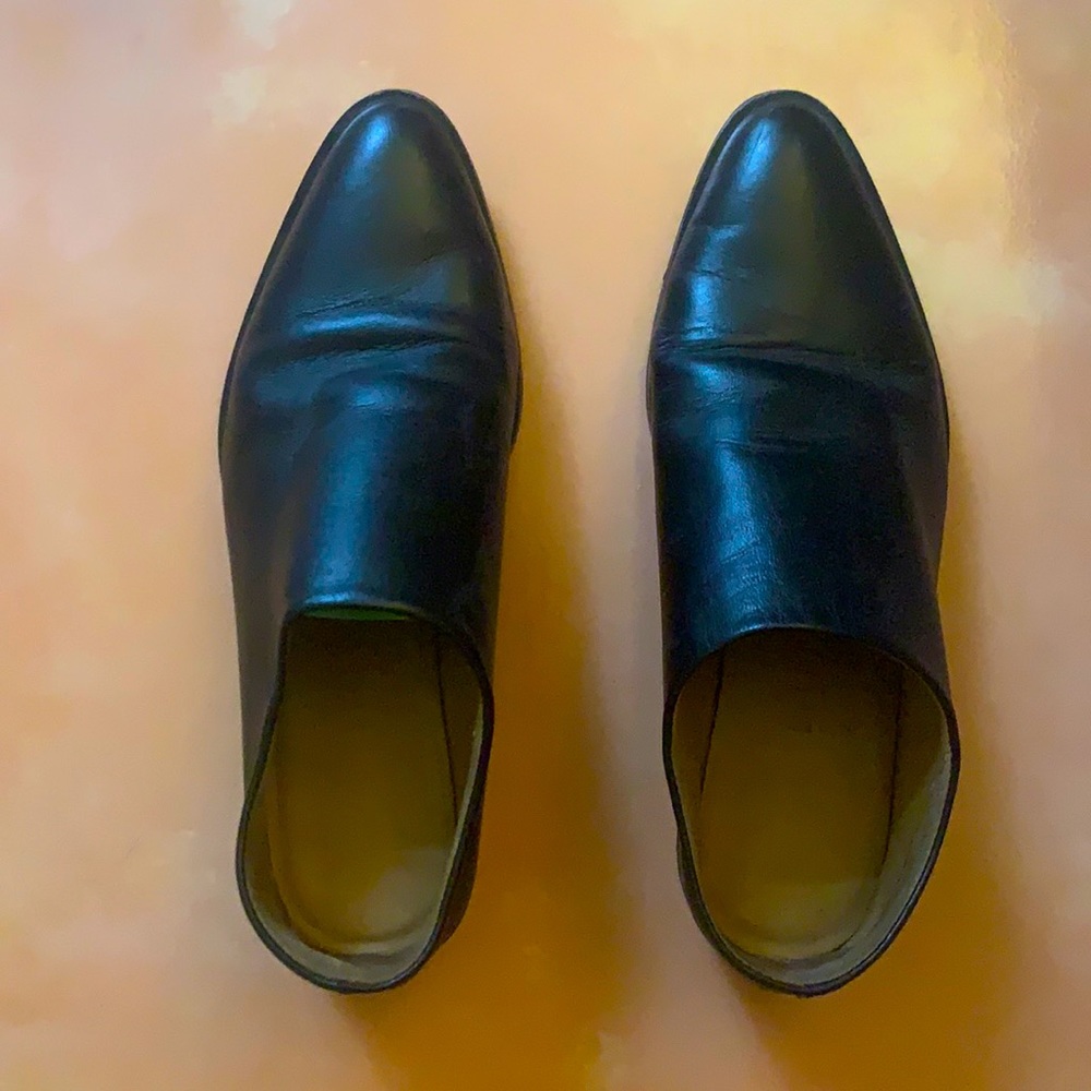 Black leather Everlane shoe